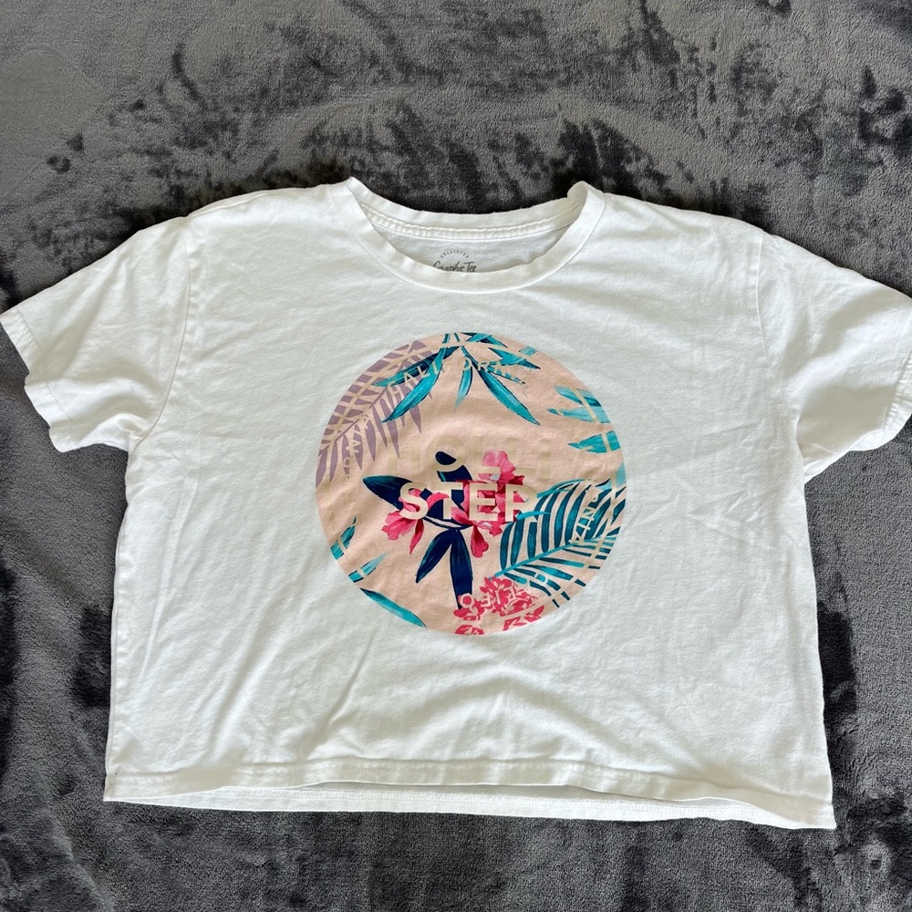 Hollister Woman's Size Medium Graphic Tee Crop Top